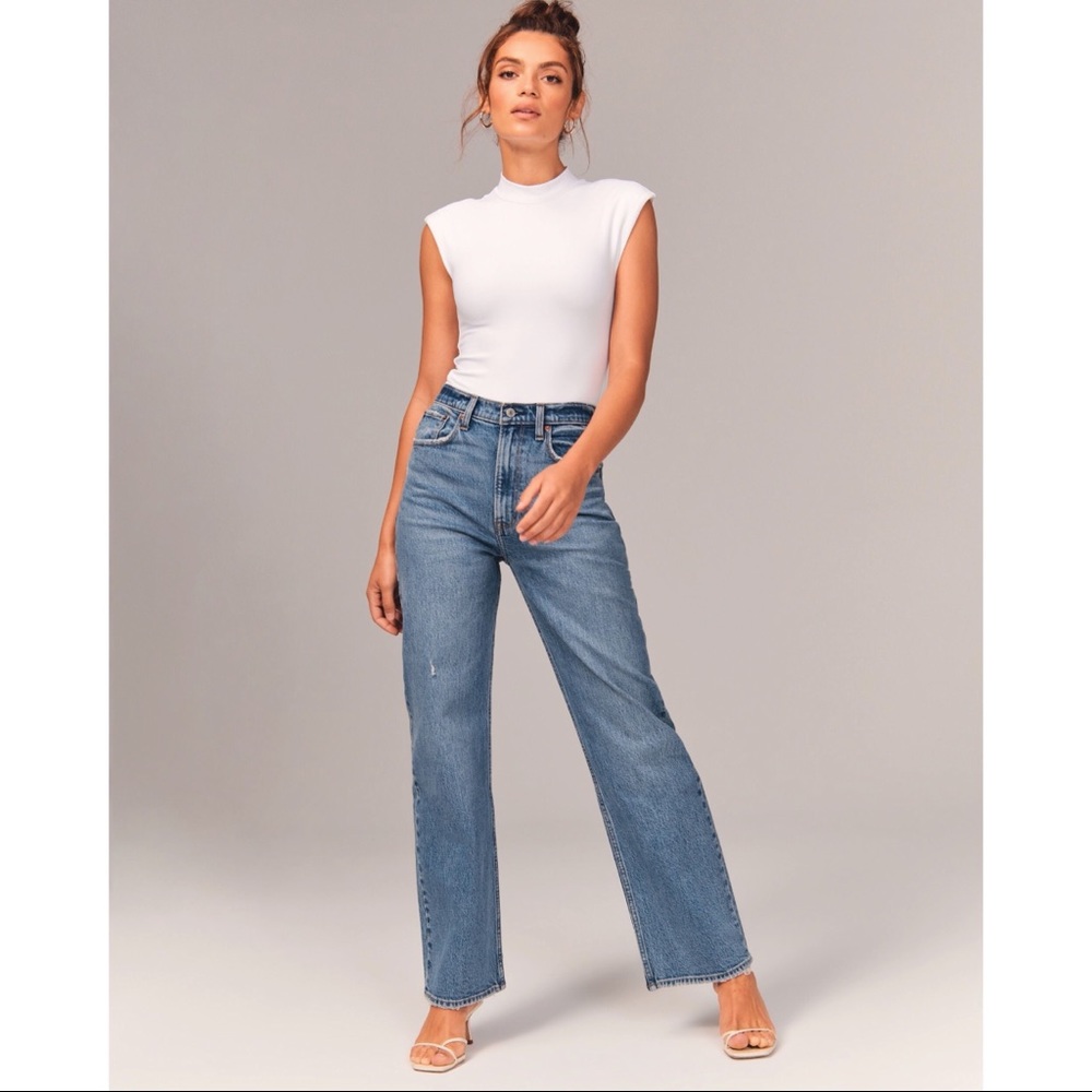 NWT Abercrombie & Fitch Ultra High Rise The 90s Baggy Jeans 28S 6 Short